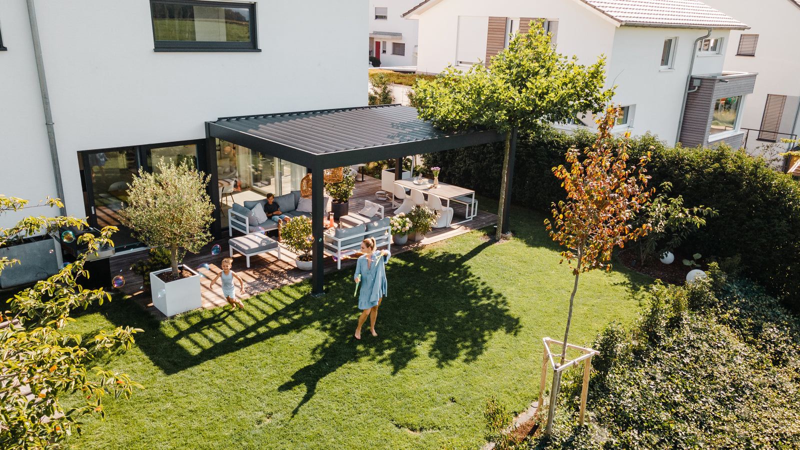 Pergola in Anthracite - the Popular Trend in the Garden